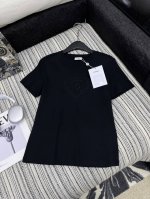 爆款现货 原单品质 Chan*｜2025新品圆领刺绣订珠 定制Yb全棉材质 透气舒适 质感十足 常规短袖T恤裁剪 凸显品牌格调 采用克重纯棉制成 略带有弹力 呈