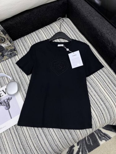 爆款现货 原单品质 Chan*｜2025新品圆领刺绣订珠 定制Yb全棉材质 透气舒适 质感十足 常规短袖T恤裁剪 凸显品牌格调 采用克重纯棉制成 略带有弹力 呈