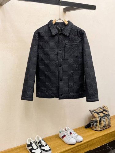 P430 Lv 三标齐全 冬季新款羽绒棉服，秀场新品品相非常完美，舒适保暖，色泽饱满诱人，非常出彩的设计，轻松将时髦感进阶，做工极为考究严谨，走线工整细致！大牌