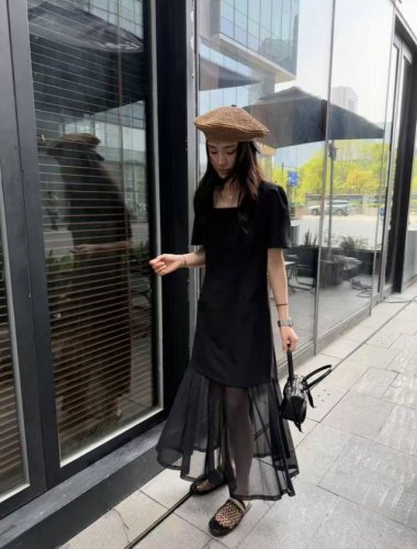 韩版时尚设计感方领网纱连衣裙简直美到犯规 方领设计展露优雅锁骨 泡泡袖俏皮可爱 纱质裙摆轻盈飘逸 似夜中精灵的羽翼 上身超显气质 随手一拍都是时尚大片 Smlx