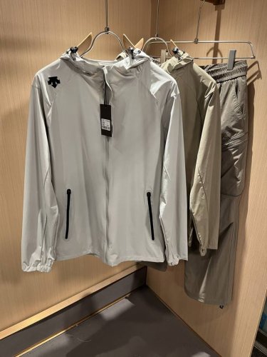 迪桑特Descente 2025春夏新款男女同款防晒服夹克外套，自1935年荣耀至今的专业运动品牌。80余年来，始终坚持“Design That Moves”