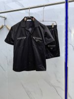 普拉达 春季新款短裤套装 秀场新品品相非常完美 舒适保暖 三标齐全色泽饱满诱人 非常出彩的设计 轻松将时髦感进阶 做工极为考究严谨 走线工整细致 大牌设计师巨作