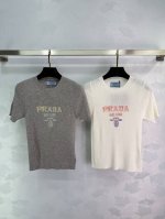 Prad* 2025春夏最新系列！渐变字母针织短袖！定制Yb羊毛纱线织造 细腻肌理 柔软舒适 胸前渐变字母Logo提花质感更显份量 圆领针织短袖裁剪 立体包边与