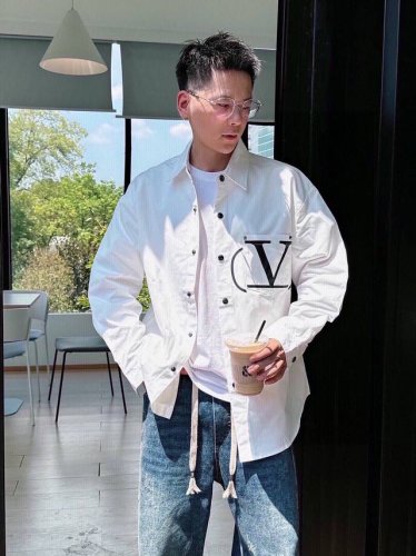 Vtaenlitn高定款 华伦天奴 新款衬衫 打造时装艺术感 立体剪裁修身版型 上身效果很帅气 微彰显品位 整体细节可以对比 效果非常有型 单穿内搭都个性出众