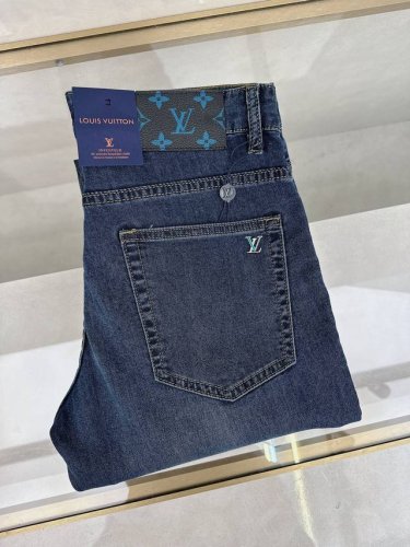 lv 2025Ss春夏最新品，专柜同步有售，原单狠货，水洗休闲牛仔裤 进口原版水洗弹力面料，后兜设计字母凹凸压胶工艺，完美五金装饰 超重工艺设计 时尚必备品 简