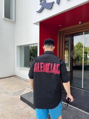 搭配资讯图 25Ss官网新款Balenciaga巴黎世家Blcg红色签字美纹纸胶带短袖衬衫