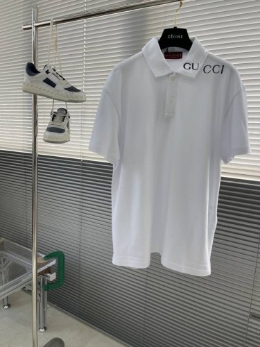 Gucc 25Ss早春新款系列挚献多款经典风格单品，针织衫和polo衫质感柔软，以内敛巧致细节出彩，令日常造型更显迷人。这款polo衫以弹力珠地棉匠心演绎，精彩
