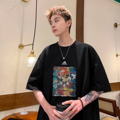 上新 Adidas Originals 阿迪达斯三叶草经典米奇情侣短袖T恤 采用300G面料 三针五线做工，领口包包边条 今年火爆的品牌 看到了就忍不住要自留一