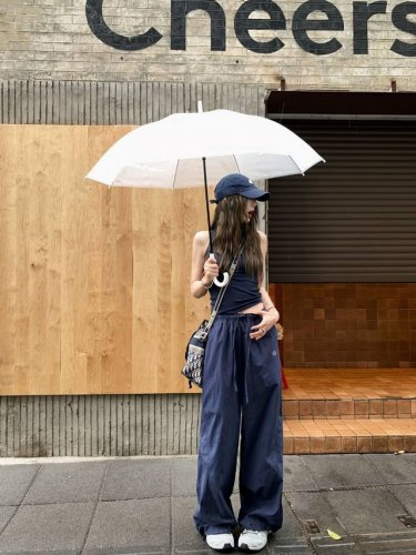 Lululemon 速干工装裤 高品质斜插口袋设计，压明线更显工艺品质 脚口做配色牛筋和金属猪鼻扣，可以随意调节 裤腿中缝压双明线，走线平整有质感 高级莫兰迪色