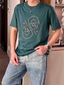 Hermes 爱马仕2025春夏最新马鞭刺绣图案短袖圆领T恤衫 宽大版型Over Size风格 完全不挑身材 整体效果宽松却极具韵味 不会松垮到没型 穿搭更是万