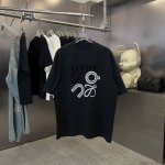 P170。罗家2025Ss新款 个性款圆领短袖Tee 实物很棒男女同款宽松版 面料:350G。 版型：落肩宽松。尺码 S M L Xl Xxl 五个码 颜色:象
