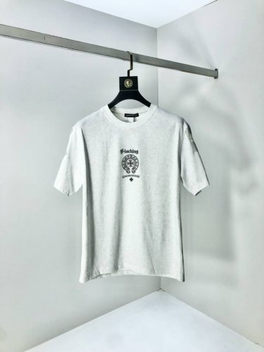 克罗心。顶级货品2025春夏新款首发专柜最新款短袖圆领T恤 高端订制 设计前卫时尚！品牌Logo重工艺设计 高端定制原版欧棉面料.手感柔软.穿着舒适.B专柜级别