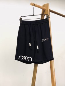 loewe 罗意威 2025Ss春夏新品 撞色抽绳休闲短裤纯黑底色经典百搭 仿佛时尚画布 承载品牌独特印记 标志性 Loew* 字母以浮雕配色呈现 立体醒目 前