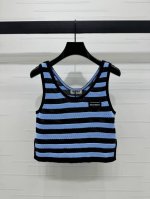 上新原单高端品质 Miumi*2025春夏最新系列！镂空条纹针织背心！定制进口棉毛纱线织造 质感高级 通体撞色条纹镂空钩针肌理交织 凸显穿搭高级感 领口下摆采用