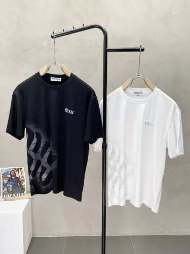 p210。Miumiu缪缪独家专供新款原单男士休闲短袖 高端定制 高版本 时尚百搭爆款进口长绒棉面料 手感超柔软细腻 穿着亲肤舒适 高端精品 代工厂精细做工 上