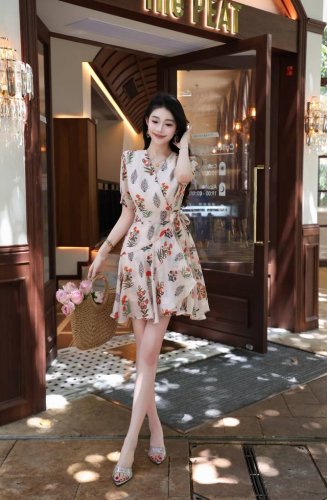 连衣裙 图片色 S~Xl 4个码 2025新款上新女人味十足优雅气质显瘦收腰印花V领暗扣扣系腰带A字连衣裙 时髦洋气 优雅高贵 气质百搭款~~S码尺胸围88腰围