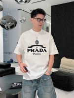 普拉达 2025春夏新款首发专柜最新款短袖圆领T恤 高端订制 设计前卫时尚！品牌Logo重工艺设计 高端定制丝光云朵棉面料.手感柔软.穿着舒适.专柜级别精致车线