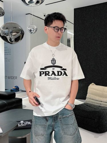 普拉达 2025春夏新款首发专柜最新款短袖圆领T恤 高端订制 设计前卫时尚！品牌Logo重工艺设计 高端定制丝光云朵棉面料.手感柔软.穿着舒适.专柜级别精致车线
