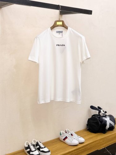 prada 普拉达25Ss 春夏新款原单男士丝光棉短袖T恤 高端定制 高版本 时尚百搭爆款 原版进口 螺纹袖口.领口衣摆 手感超柔软细腻 穿着亲肤舒适 高端精品