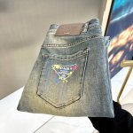 prad去啦、25S春夏新品时尚彩印水洗牛仔裤，男士后口袋3D品牌字母徽标修身直筒牛仔长裤。此款裤装精选客供进口顶级95%棉5%氨纶日制混纺牛仔面料制作而成，经