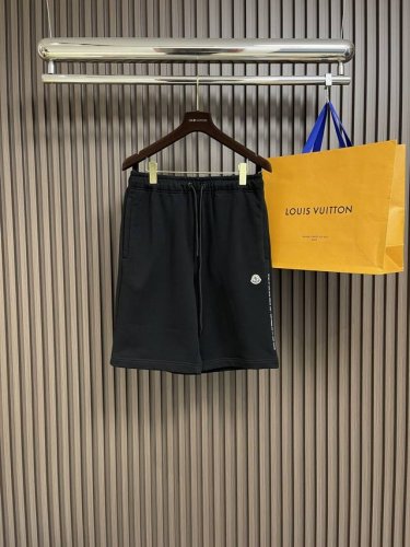 Moncler 藤原浩联名棉质饰章短裤，采用100％纯棉打造，表面经过起绒处理之后形成的棉质抓绒面料，其触感柔软细腻，绒毛分布均匀。运用盘线点针绣花绣于后贴袋上
