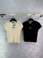 prad*25夏季新款圆领短袖品牌刺绣竖坑条纹理更有质感 精致做工简洁的版型 日常百搭显身材 2色Sml现货供应。T226B