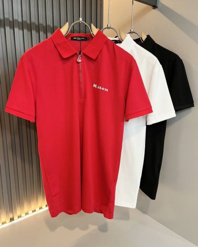 kiton 2025春夏新款Polo衫，采用进口专属珠地棉面料！！简单Logo标识刺绣设计！代表品牌形象 简洁舒适的款式，线条感粗细均匀饱满，精致细腻，上身高端