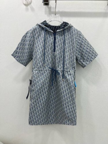 dio*25新款内衬连帽半拉链连衣裙 侧边经典Logo 织带 凸显品牌格调 全新定制Yb 面料柔软舒适，简约又显气质的款式，任何场合都可轻松搭配的一款半裙，定制