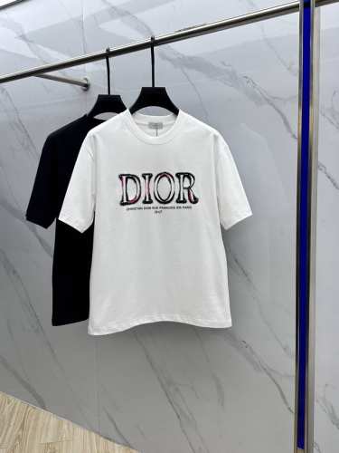 Christian Dior 迪奥 2025Fw春夏新品圆领打底外穿T恤，立体感Logo微廓形半袖 克活性纯棉打底T恤，棉，手感面糯有骨感，柔而有韧性。工艺处理