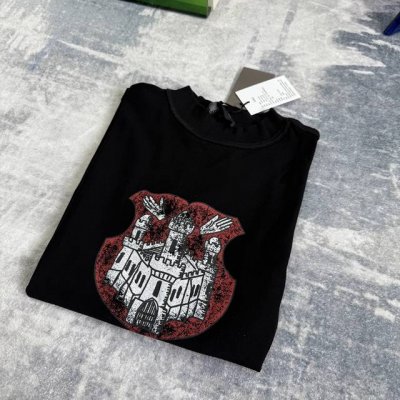 巴黎世家 Blcg 25Ss 古堡水洗破洞做旧短袖短袖T恤 颜色：黑色 尺码：Xs-L 这件巴黎世家古堡水洗破洞做旧短袖T恤就是你的答案。宽松休闲的剪裁，堪称穿