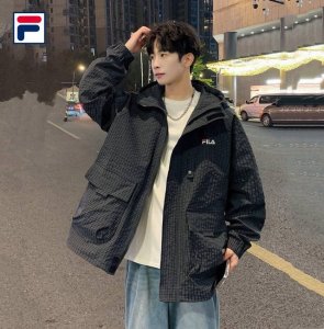 上新 Fila斐乐 25春秋款立领青少年休闲拼色茄克外套 ◆全网爆火的拉链冲锋衣今年春秋必入的款 上身也太好看了 Yyds ！ 立体剪裁、 上身宽松显瘦 ，效果