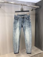 普拉达2025年春季最新品牛仔裤出入专卖店无压力 专柜热销款 品味与价值共享 身穿着非常舒适 低调不失奢华 穿出去非常有档次,裤型款式和裁剪亦无需多言 上身精致