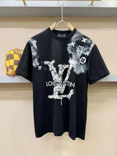 Lv路易威登 2025春夏新款短袖T恤 走秀图案时尚休闲短袖T恤衫 设计Logo设计 极具设计精选客供260克100%全棉面料 手感柔软亲肤 着身舒适透气性都无