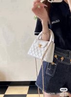 chanel 香奈儿 Kelly 手提包白色 时尚是一个轮回 大热门中古 Kelly 被Chanel重新设计焕发生机 中古Kelly以经典的手柄手提出名在基础加
