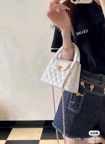 chanel 香奈儿 Kelly 手提包白色 时尚是一个轮回 大热门中古 Kelly 被Chanel重新设计焕发生机 中古Kelly以经典的手柄手提出名在基础加