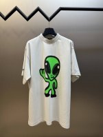 巴黎世家 夜光 外星人短袖 采用平纹针织面料，正面和背面饰以Hight There + Dripley艺术作品，印花采用进口荧光浆料印花，修改八次菲林！右袖饰以