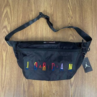 Air Jordan 乔丹彩色刺绣大Logo百搭拉链腰包斜挎包 男女同款 颜色：黑色 尺寸：50X20X10Cm 018