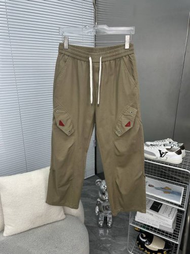 prada普拉达 卡其色工装阔腿裤 随性与实用的完美融合 温柔又沉稳的小色调，轻松就能营造出随性氛围。腰部的抽绳设计，方便调节，穿着无拘无束 。 两侧假口袋帽设