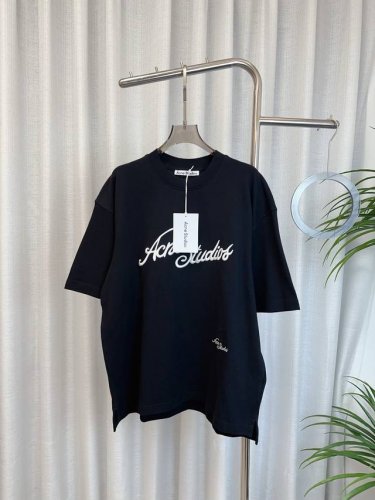 ac*E新款珠地草写刺绣徽标Logo T-Shirt 定制珠地面料 质感好 舒适透气亲肤 采用高密度刺绣徽标Logo点缀 双侧边开衩设计 洋气减龄哦 男女同款