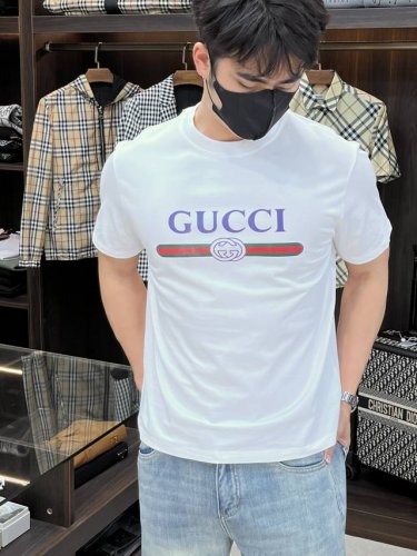 主推 Gucci 独家专供秋季新款古驰时尚休闲圆领短袖，高密度320克纯棉面料，高级密针刺绣、高端欧版原单T恤，潮流时尚休闲半袖 透气舒适度高，细节无可挑剔，品