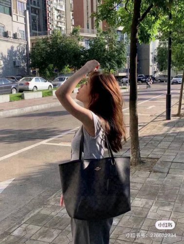 coach蔻驰黑棕购物袋 蔻驰经典款购物袋，万年长青款，实用和美貌于一体，深受大众青睐。 皮料柔软细腻，版型很棒，适合逛街买东西。很百搭，随意大方。可单肩手提，