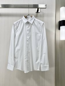 280。HermèS 爱马仕 25早春男士衬衫，商务休闲修身款长袖衬衣！ 所有男士必不可缺的一款，宜商务 宜休闲！ 早秋限量新款，都市商务气质款！ 非常稀有的专