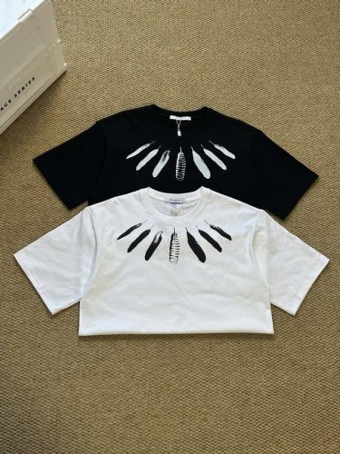 纪梵希 Givenchy 24Ss夏季羽毛字母印花短袖T恤 颜色：白色 黑色 尺码：S-Xl 原版面料高版本高品质 网红明星同款 原版定制面料 胸前Logo标识