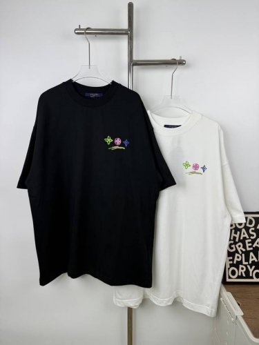 款号X57 Louis Vuitton 路易威登涂鸦字母印花Logo标识T恤短袖 定制280克同缸染面料手感非常舒服春夏砖柜同步 时尚又个性超级百搭好看男女都非