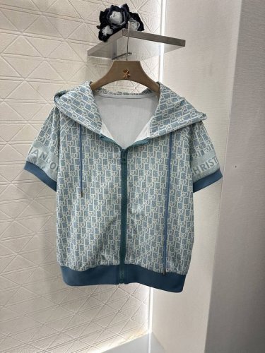 dio*2025新品上架 连帽外套短裤套装 定制Yb进口棉纶材质 质感光泽 垂顺有型 连帽短袖外套弹力短裤套装 通体以字母徽标满铺作为亮点 配合开襟拉链和抽绳细