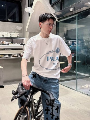 pra* 顶级货品2025春夏新款首发专柜最新款短袖圆领T恤 高端订制 设计前卫时尚！品牌Logo重工艺设计 高端定制260克面料.手感柔软.穿着舒适.专柜级别