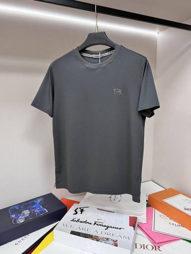 主推 Burberry 独家专供秋季新款巴宝莉时尚休闲圆领短袖，高密度丝光纯棉面料，高级密针刺绣、高端欧版原单T恤，潮流时尚休闲半袖 透气舒适度高，细节无可挑剔
