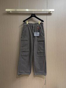 prada 2025Fw新款做旧三角皮革徽标长裤 定制粗粝洗褪小朱帆精织料 质感十足 舒适贴肤 复古做旧三角皮革徽标点缀 以洗水复古渐变色为升华增添一抹复古的韵