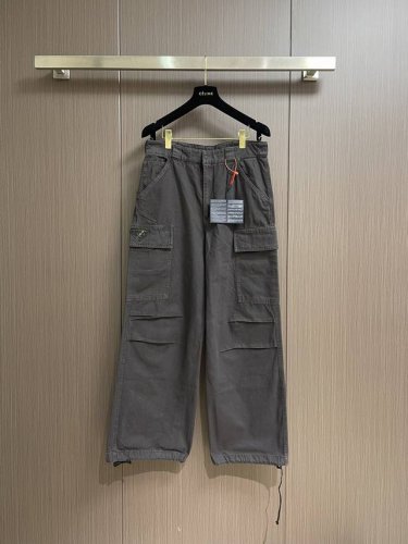 prada 2025Fw新款做旧三角皮革徽标长裤 定制粗粝洗褪小朱帆精织料 质感十足 舒适贴肤 复古做旧三角皮革徽标点缀 以洗水复古渐变色为升华增添一抹复古的韵