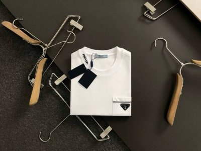 prad*合身版型M-Xxxl 25春夏顶级黑色口袋款金属三角标重磅经典短袖，精致工艺专柜面料，顶级元素融合打造，经典短袖3标齐全，潮男时尚，无论是上身舒适度还